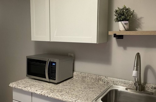 St. Albans Apartment | Charming Newly Renovated 1 Bedroom