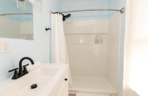 St. Albans Historic District Apartment | Charming & Newly Renovated 2BR in St Albans