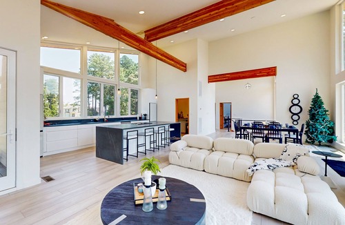 Edwardsville House | Charming Riverfront House with Stunning Views and Modern Amenities