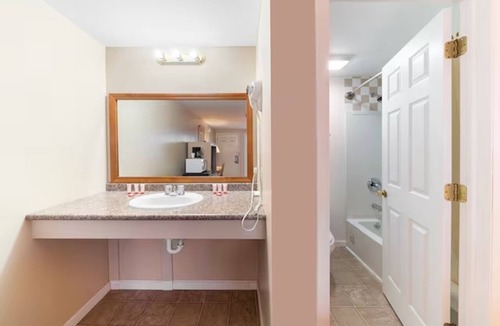 Seneca Falls Hotel | Charming Room near Seneca Falls Attractions & Parks w/Free Parking