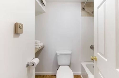 Seneca Falls Hotel | Charming Room near Seneca Falls Attractions & Parks w/Free Parking