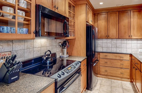 Ludlow Condo | Charming ski-in/ski-out condo with fireplace, washer/dryer, tennis