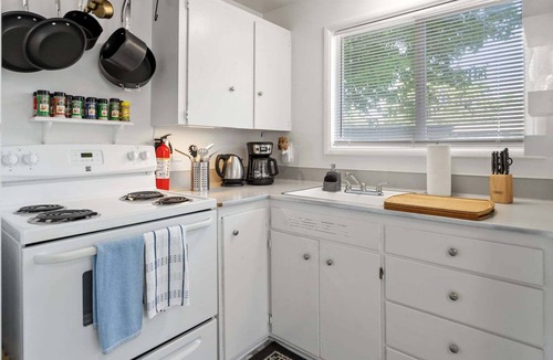 Market District Apartment | Charming Snug Spot 70 in Eugene, ideal for 2, steps from downtown and Autzen.