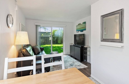 Market District Apartment | Charming Snug Spot 70 in Eugene, ideal for 2, steps from downtown and Autzen.