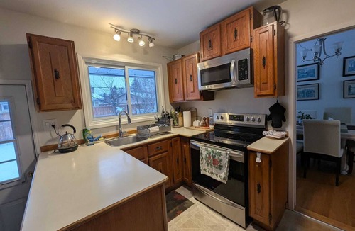 Ottawa Division Apartment | Charming studio in bungalow in green area.