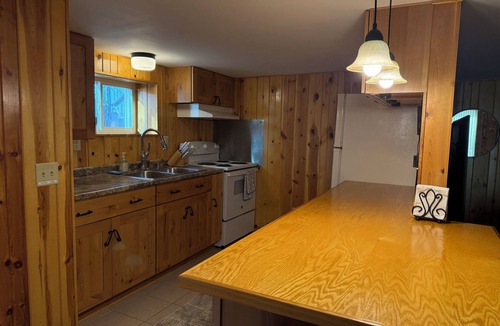 Lindstrom Cabin | Charming Underhill 2-bedroom cabin in lovely Center City with lake access.