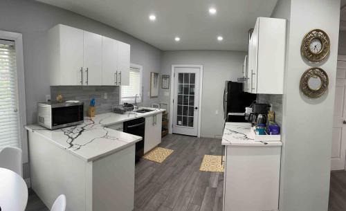 Walkerville Apartment | Charming Upper, 3BD, with workspace in Walkerville