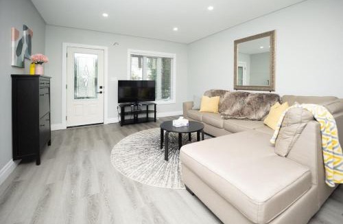 Walkerville Apartment | Charming Upper, 3BD, with workspace in Walkerville