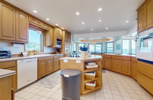Greenbank House | Charming waterfront home in Greenbank with direct beach access