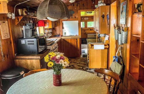 Franklin Cottage | Cheerful 3 bedroom cottage right on the lake!