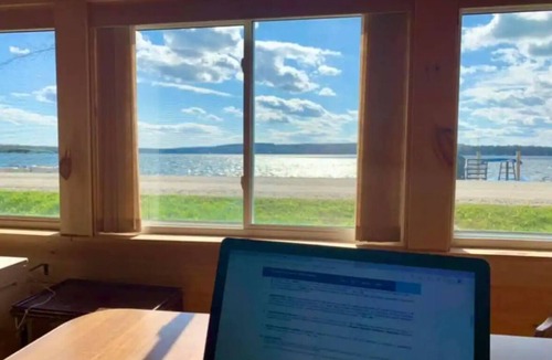Franklin Cottage | Cheerful 3 bedroom cottage right on the lake!