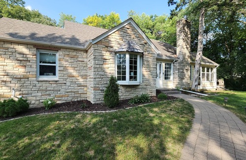 Minnetonka Cottage | Cheerful 3-bedroom in Wayzata on private wooded lot