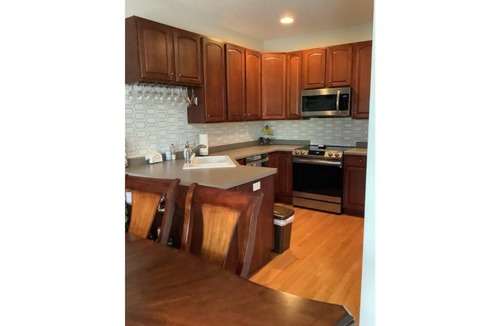 Woodbury Apartment | Cheerful 3 Queen bed