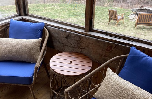 Townshend Cabin | Cheerful Tiny Cabin hideaway near hiking, skiing & snowmobiling in small town VT