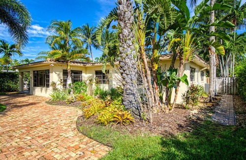 South Lake House | Chic Getaway w/Heated Pool & Short Walk to Beach