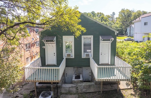 Walnut Hills House | Chic Modern Gem w/Style Suites – Stunning Duplex in Desirable Walnut Hills!