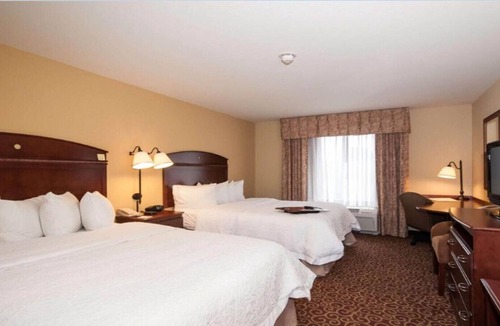 Rochester House | Chic & Relaxing Queen Room w/ Free breakfast!