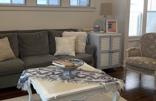 Union Park Apartment | Chic retreat near everything!
