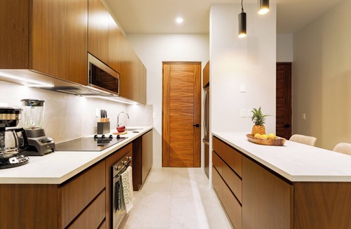 L Condo | Chic Second Level 2BR | Beach & Town Nearby