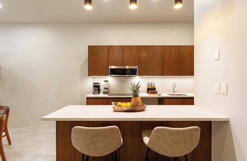 L Condo | Chic Second Level 2BR | Beach & Town Nearby