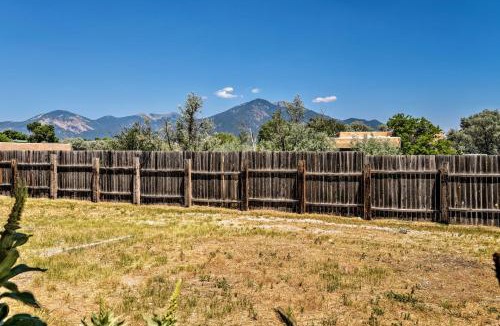El Prado Apartment | Chic Studio with Grill - 25 Mins to Taos Ski Valley!