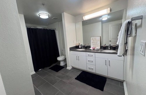 Valencia Apartment | Chic two bedroom two bath SiX FLAGS.