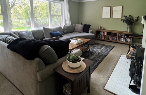 Minnetonka House | Clean & Cozy 2 bedroom Minnetonka Home