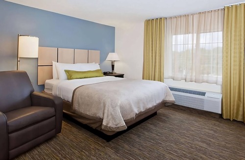 Ashley Oaks Hostel | Close to Concord Park! Pet-friendly Suite with Private Kitchen! Parking, Gazebo!