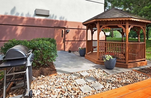 Ashley Oaks Hostel | Close to Concord Park! Pet-friendly Suite with Private Kitchen! Parking, Gazebo!