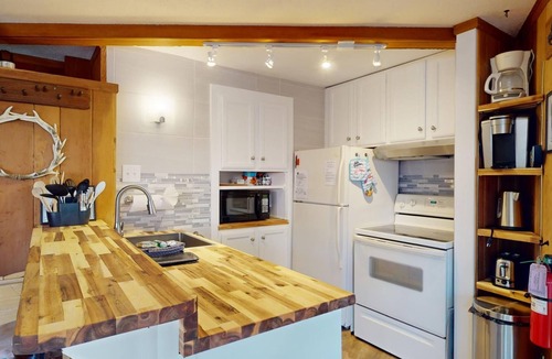 Angel Fire Condo | Close to Lifts | Fireplace | Redwood Commons A18