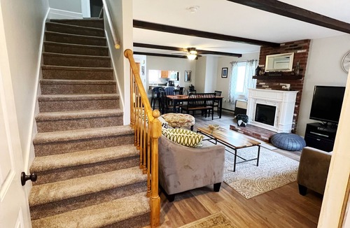 North Woodstock House | Close to shops/dining, river/town, pool access,Wifi & AC, deck. A0004 by LRS