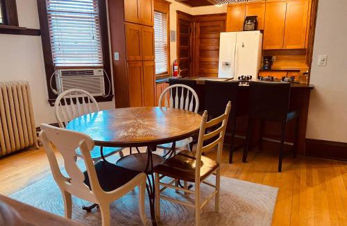 Powderhorn Apartment | Clover Apartment in Blue House on the Park