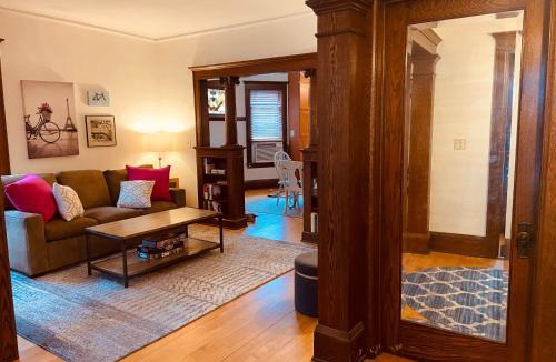Powderhorn Apartment | Clover Apartment in Blue House on the Park