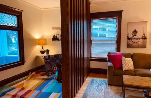 Powderhorn Apartment | Clover Apartment in Blue House on the Park
