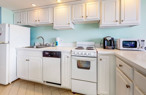 Hampton Condo | Coastal studio with free WiFi, balcony, on-site pool - walk to beach & dining