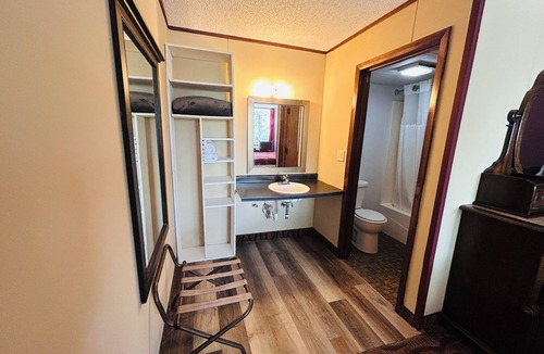 Branson West Hotel | Colonial Mountain Inn Branson MO