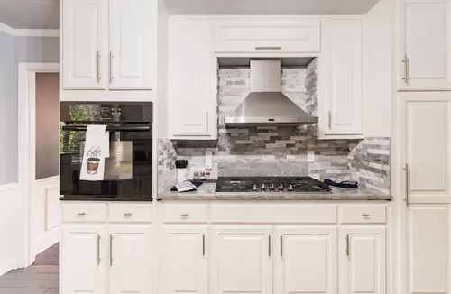 Lilburn House | Colonial with a contemporary flare. Come relax and unwind!