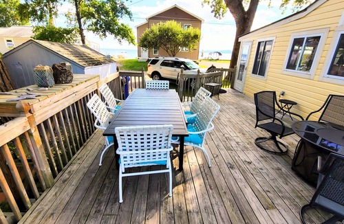Malletts Bay Cottage | Come Relax In This Spacious 3 Bedroom Cottage, Lake Views On Both Sides.