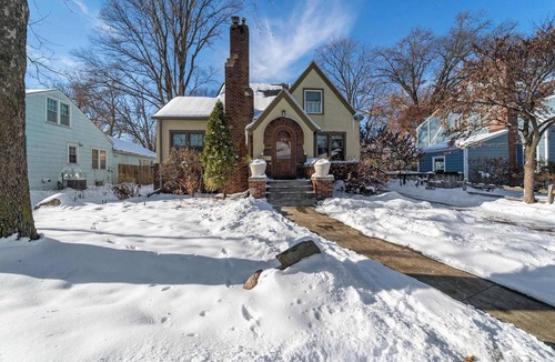 Ames House | Comfortable 5BR Ames Stay Close to Campus