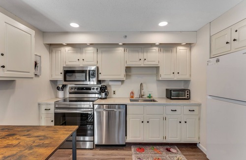 Bromley Mountain Condo | Comfortable condo with pool & clubhouse fitness room, forest views