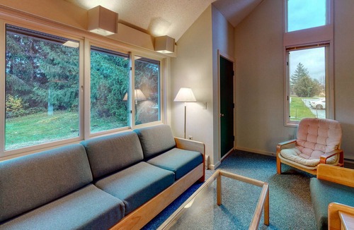 Stowe Area Condo | Comfortable Getaway Near Skiing W/ Golf On-Site, Shared Pool & Full Kitchen!