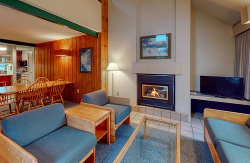 Stowe Area Condo | Comfortable Getaway Near Skiing W/ Golf On-Site, Shared Pool & Full Kitchen!