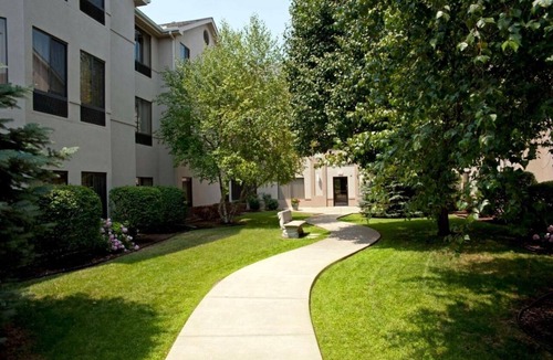 South Bend Hotel | Comfortable Suite w/Complimentary Hot Breakfast