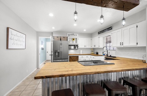 Los Lunas House | Comfy 3-bedroom home with massage chair and arcade right off freeway