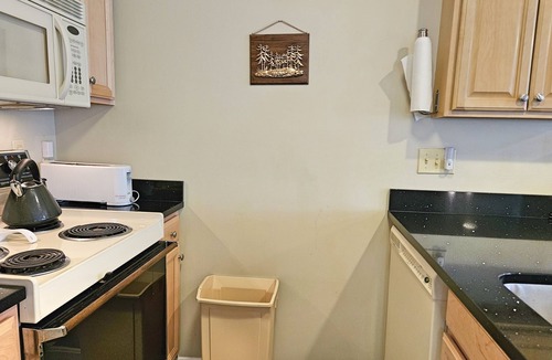 North Woodstock Condo | Comfy, AC, near river & lake, pool & fitness club. D0053 by LRS