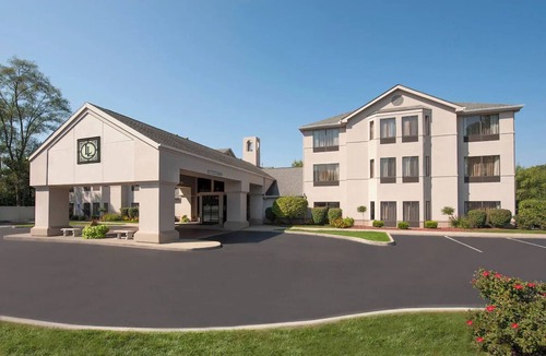 South Bend Hotel | Comfy & Spacious Suite & Free Hot Breakfast – Ideal for Families