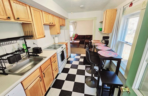 Midway House | Comfy Upper-Level Duplex in Pleasant Saint Paul Como Area