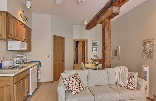 Charlevoix Condo | Condo on Lake Charlevoix with marina views and pool access