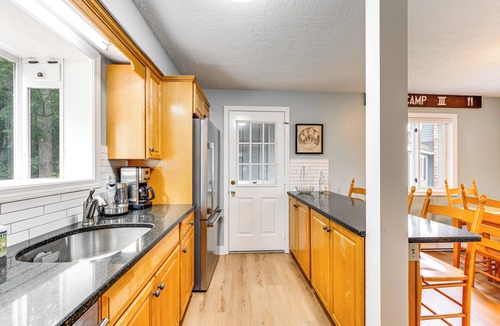 North Woodstock Condo | Condo w/Deck & Grill < 5 Miles to Loon Mountain!