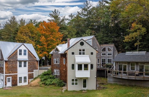 White River Junction House | Contemporary Upper Valley vacation rental w/10 acres of private land
